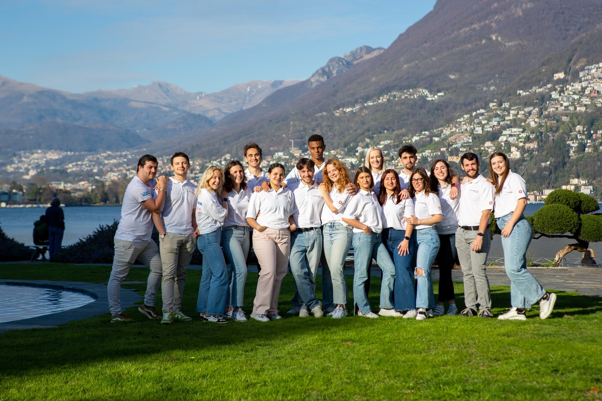 Gruppo di studenti Ludes sul lungolago di Lugano