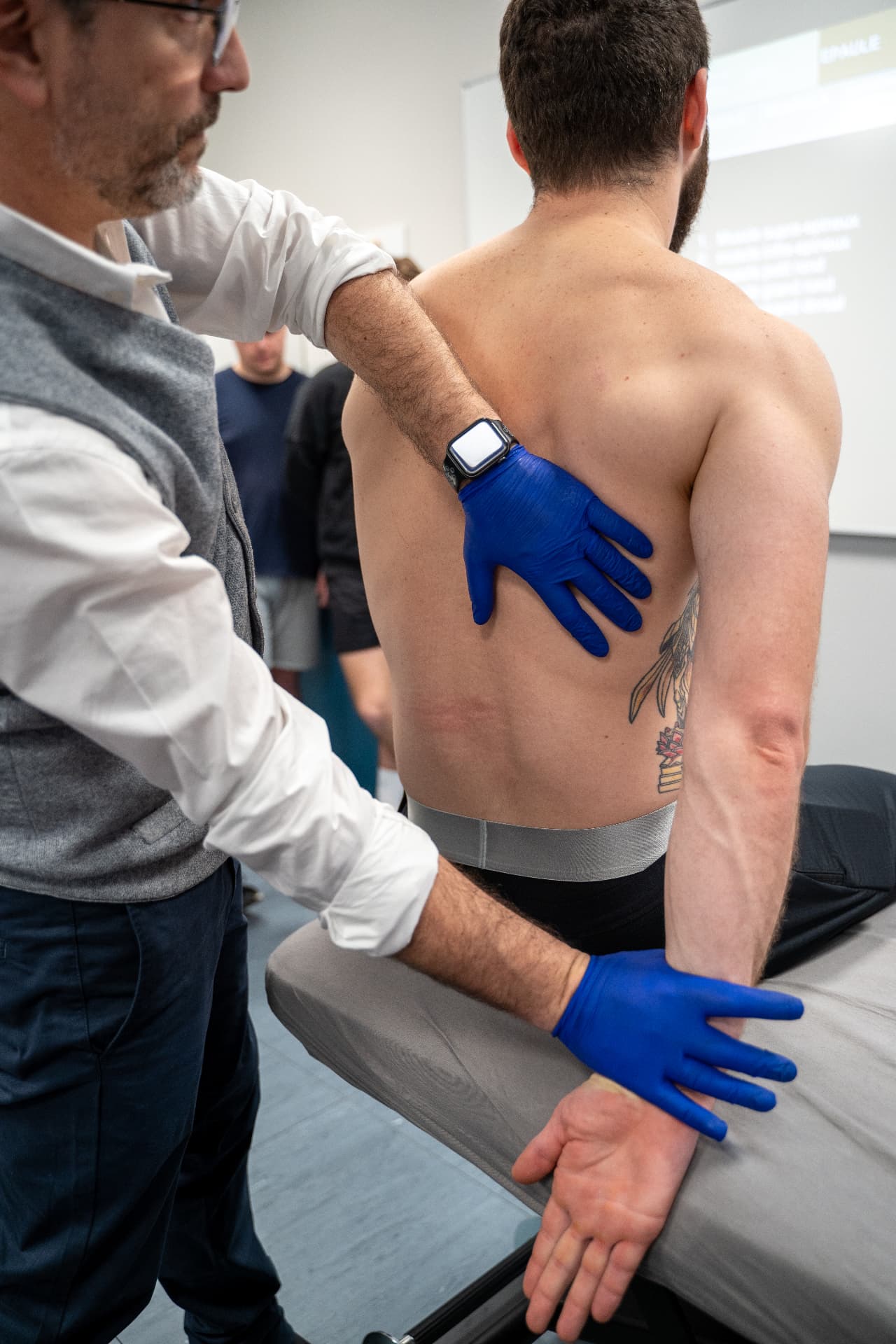 Docente Ludes durante una dimostrazione pratica di fisioterapia